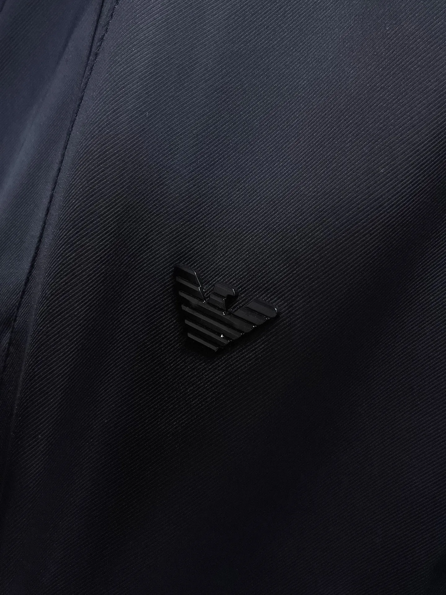 Armani official website Same Style, complete with three labels, on sale in advance. 2026 Autumn and Winter New Arrival men's jacket, Original with complete three labels, Premium version. Custom-made fabrics at the counter. Breathable, high comfort, impeccable details, brand element design concept, reflecting high quality. It feels delicate and soft, presents a casual cut, and has a great upper body shape. Sizes: M～3XL,